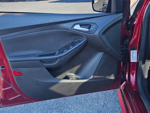 Used 2016 Ford Focus SE w/ SE Sport Package image 14