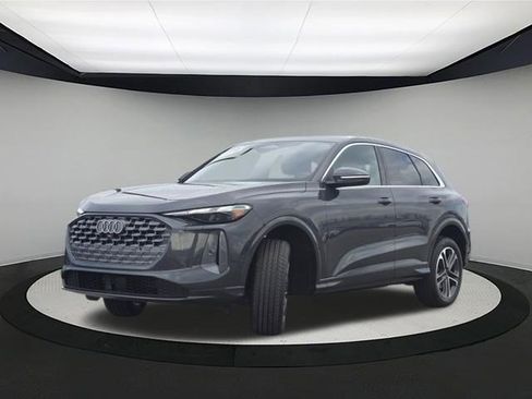 Certified 2025 Audi Q5 Premium w/ Convenience Package image 3