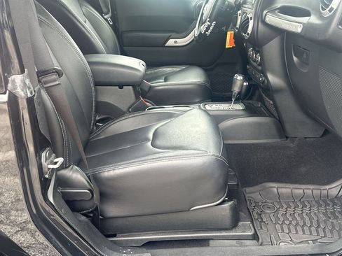 Used 2018 Jeep Wrangler Sahara w/ Connectivity Group AWD/4WD image 14