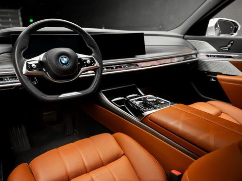 Used 2023 BMW i7 xDrive60 image 2