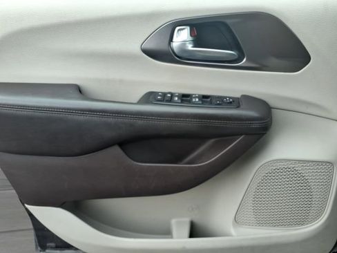 Used 2017 Chrysler Pacifica Touring w/ Tire & Wheel Group FWD image 18