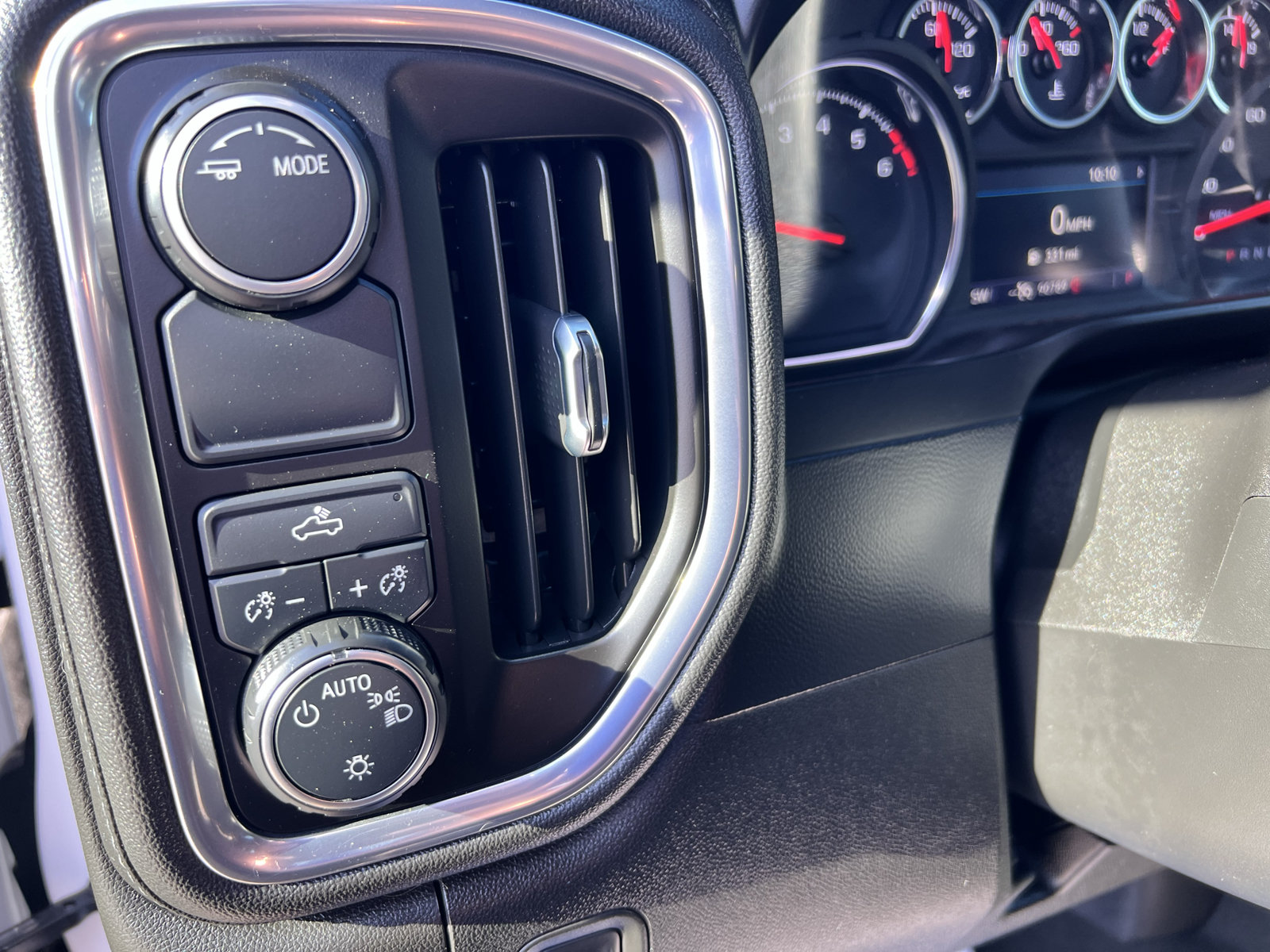 Used 2021 Chevrolet Silverado 1500 LT RWD image 32