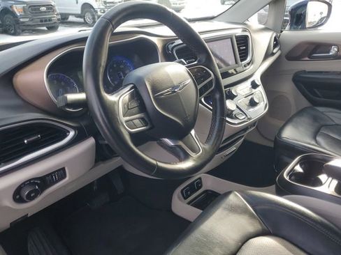 Used 2019 Chrysler Pacifica Touring-L image 10