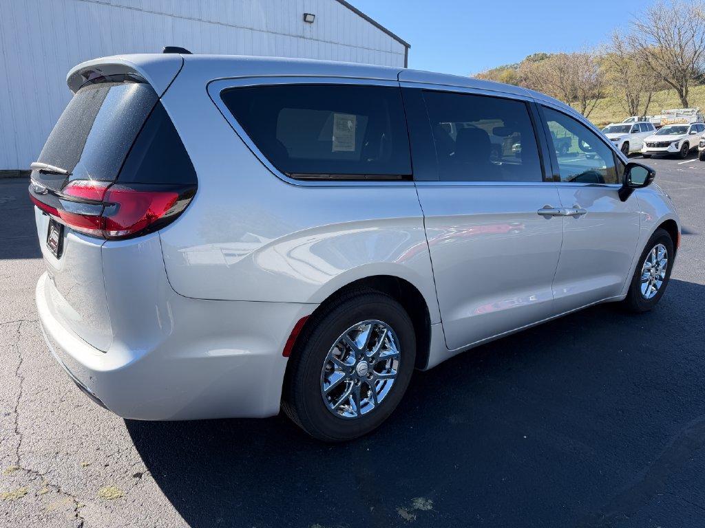 Used 2026 Chrysler Pacifica Select FWD image 5