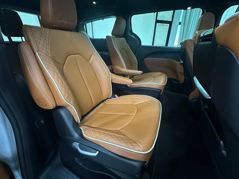 Used 2025 Chrysler Pacifica Pinnacle FWD image 19