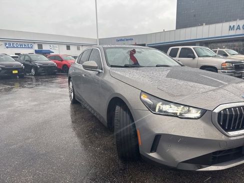 Used 2024 BMW 530i RWD image 1
