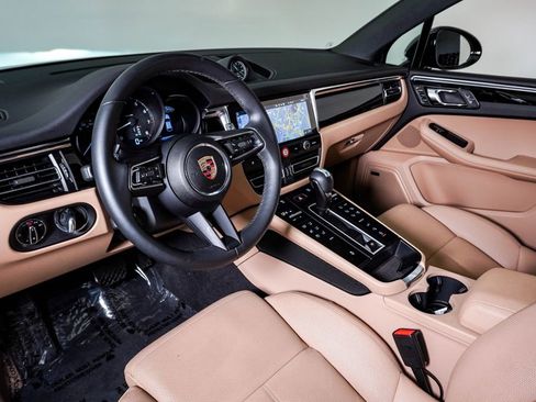 Certified 2025 Porsche Macan image 4