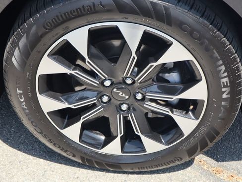 Used 2024 Kia Carnival EX FWD image 10