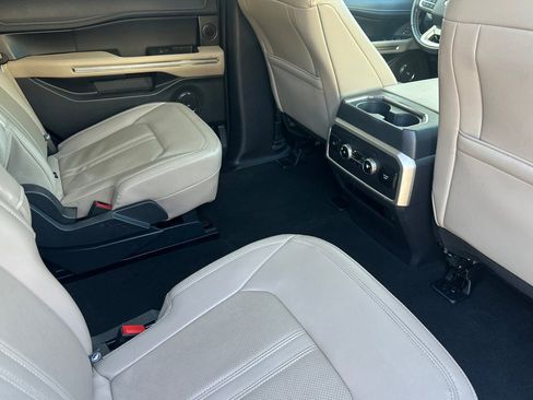 Used 2024 Ford Expedition Limited image 19