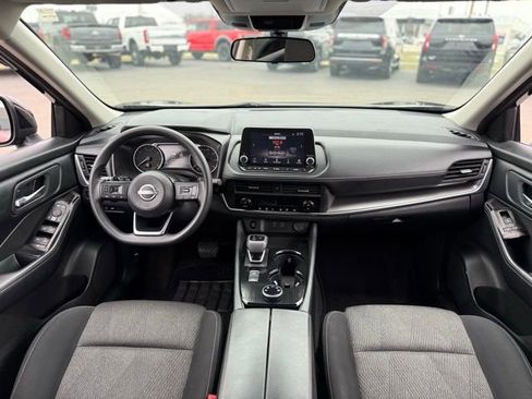 Used 2024 Nissan Rogue SV image 2