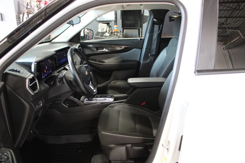 Used 2025 Chevrolet TrailBlazer LT w/ LT Cold Weather Package FWD image 6