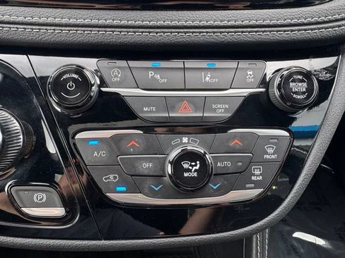 Used 2025 Chrysler Pacifica Limited FWD image 19