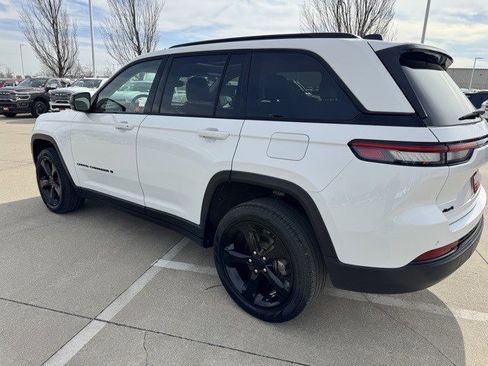 Certified 2023 Jeep Grand Cherokee Limited w/ Black Appearance Package image 5