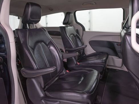 Used 2024 Chrysler Pacifica Limited FWD image 21