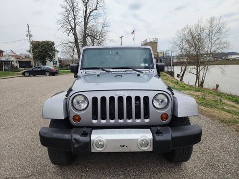 Used 2013 Jeep Wrangler Unlimited Sahara w/ Dual Top Group AWD/4WD image 8