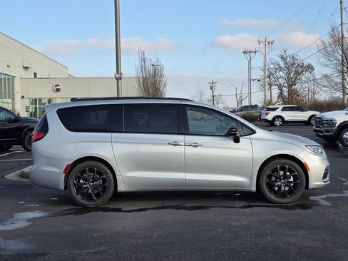 New 2026 Chrysler Pacifica Limited image 5