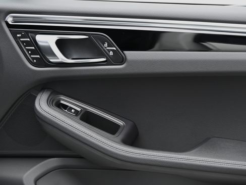 Used 2025 Porsche Macan image 26