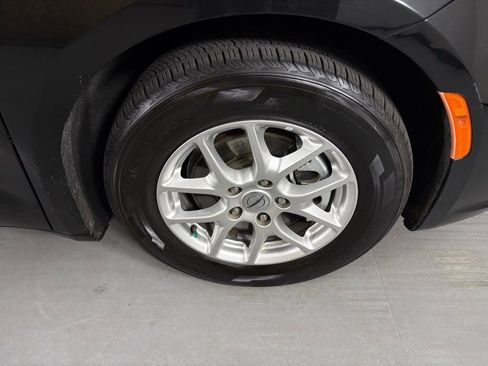Used 2023 Chrysler Pacifica Touring-L FWD image 11