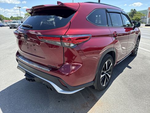 Used 2021 Toyota Highlander XSE AWD/4WD image 3