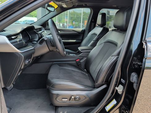 Used 2024 Jeep Grand Cherokee Altitude AWD/4WD image 14