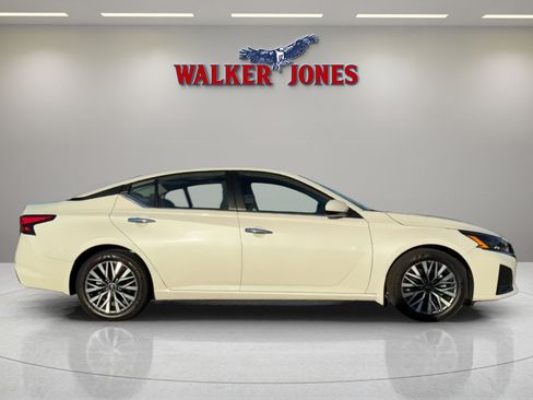 Used 2024 Nissan Altima 2.5 SV w/ SV Premium Package image 2