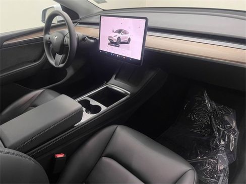 Used 2025 Tesla Model Y Long Range image 11