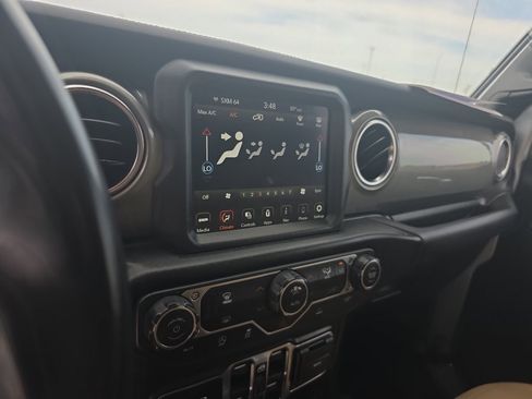 Used 2022 Jeep Wrangler Unlimited Sahara AWD/4WD image 9
