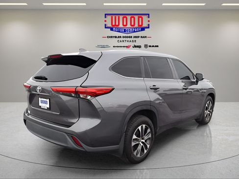 Used 2021 Toyota Highlander XLE AWD/4WD image 3