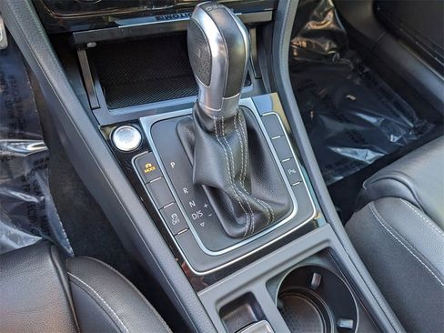 Used 2017 Volkswagen Golf R 4-Door image 25