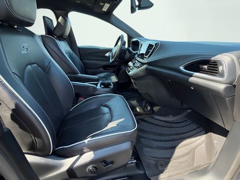 Used 2020 Chrysler Pacifica Limited FWD image 39