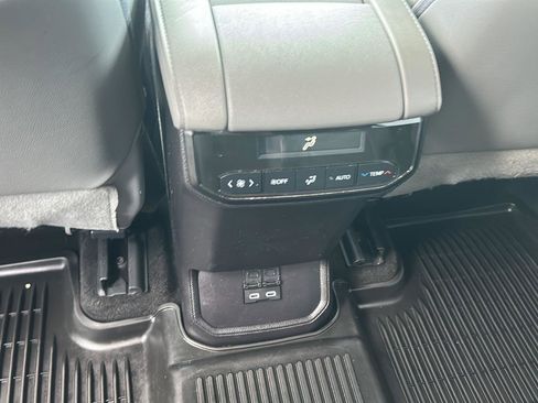 Used 2023 Toyota Highlander XLE image 19