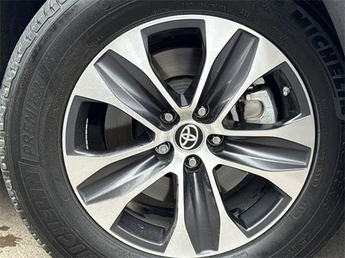 Used 2024 Toyota Highlander XLE image 10