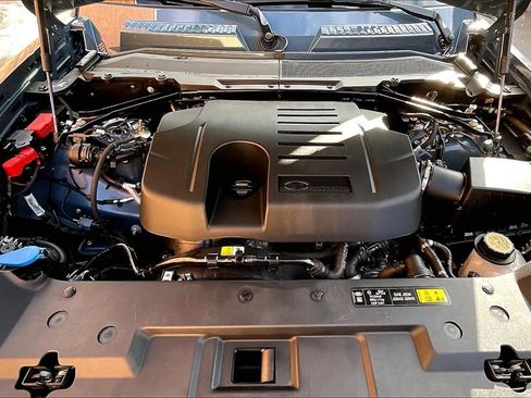 Used 2025 Land Rover Defender 110 S image 30