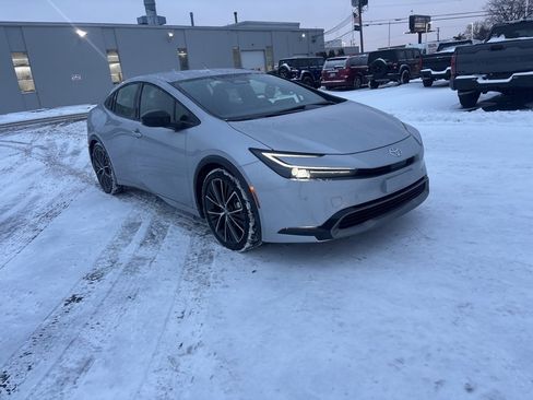 Used 2025 Toyota Prius XLE image 4