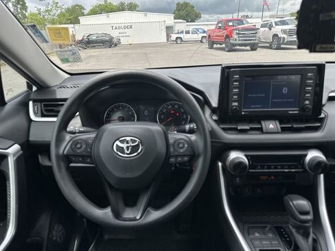 Used 2022 Toyota RAV4 LE FWD image 11