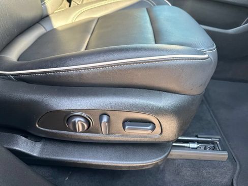 Used 2023 Chevrolet Traverse Premier FWD image 13