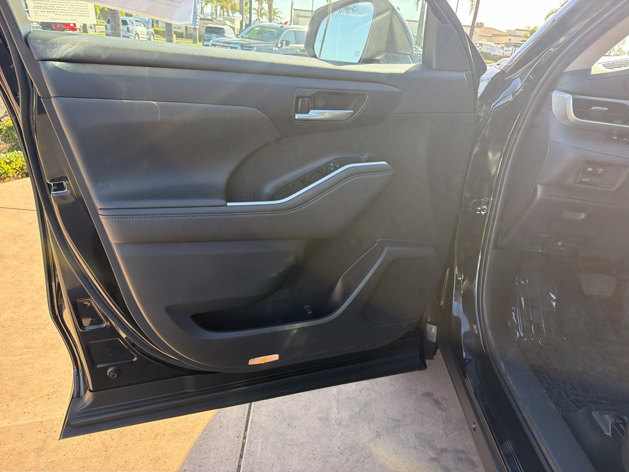 Used 2023 Toyota Highlander XLE FWD image 13