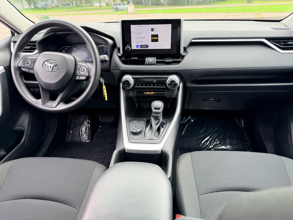 Used 2023 Toyota RAV4 LE AWD/4WD image 10