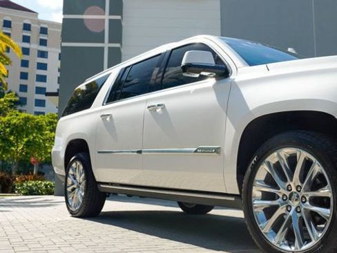 Used 2019 Cadillac Escalade ESV Premium Luxury RWD image 32