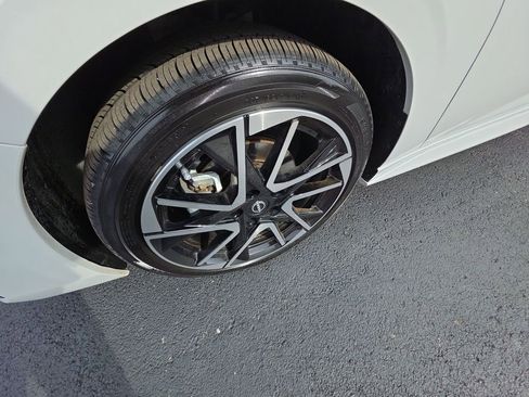 Used 2025 Nissan Sentra SR w/ SR Premium Package image 10