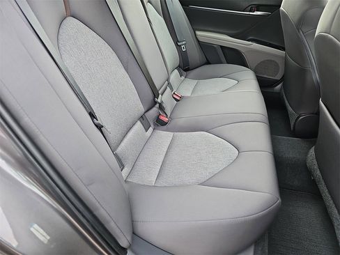 Used 2018 Toyota Camry LE image 13