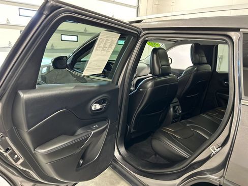 Used 2019 Jeep Cherokee Latitude Plus w/ Comfort/Convenience Group AWD/4WD image 32