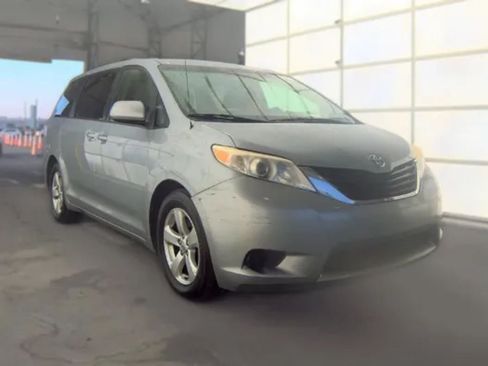 Used 2014 Toyota Sienna LE FWD image 2