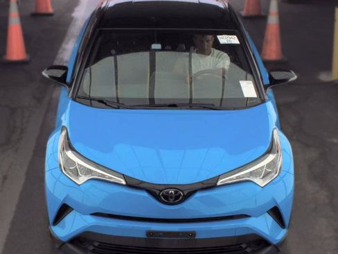 Used 2019 Toyota C-HR XLE FWD image 2