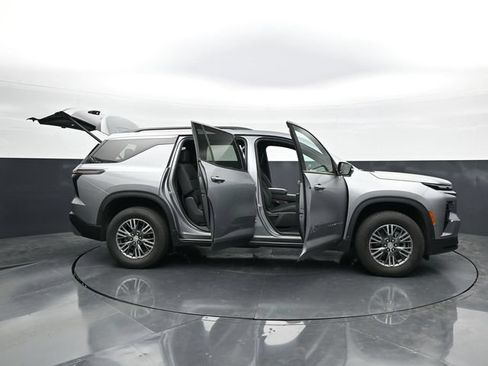 Used 2024 Chevrolet Traverse LT FWD image 44