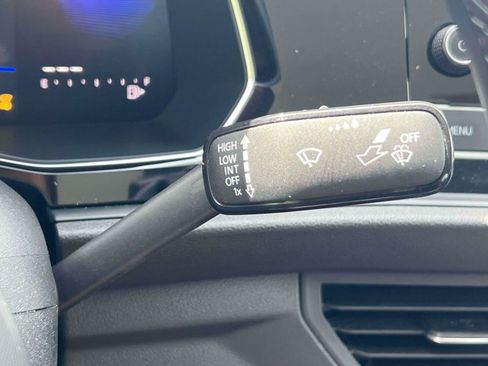 Used 2023 Volkswagen Jetta SE w/ Panoramic Sunroof Package FWD image 28