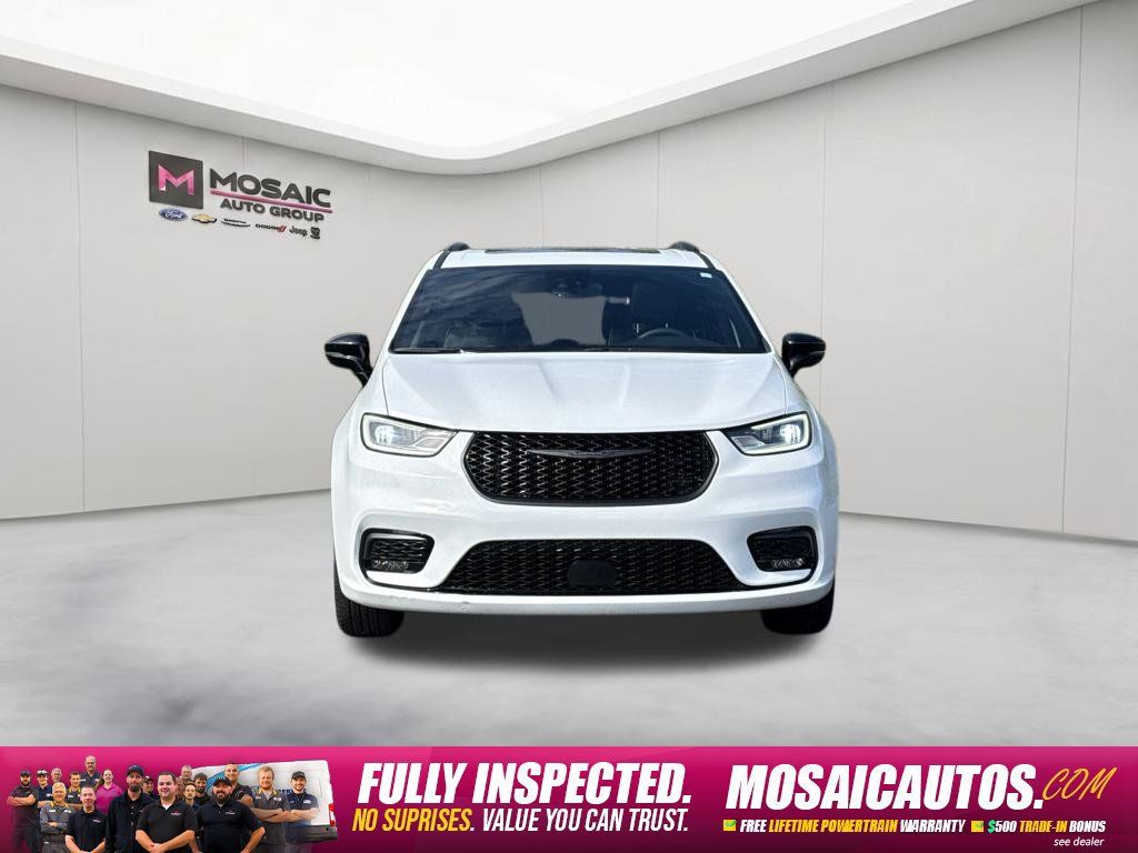 Used 2025 Chrysler Pacifica Limited FWD image 2