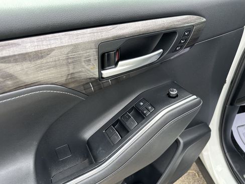 Used 2020 Toyota Highlander Platinum image 18