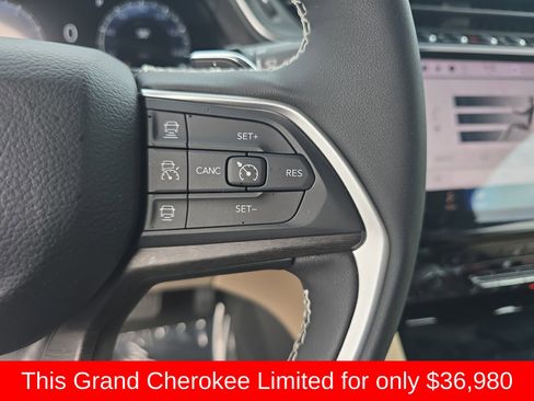 Used 2025 Jeep Grand Cherokee Limited RWD image 24