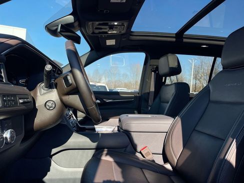 Used 2024 GMC Yukon Denali image 9
